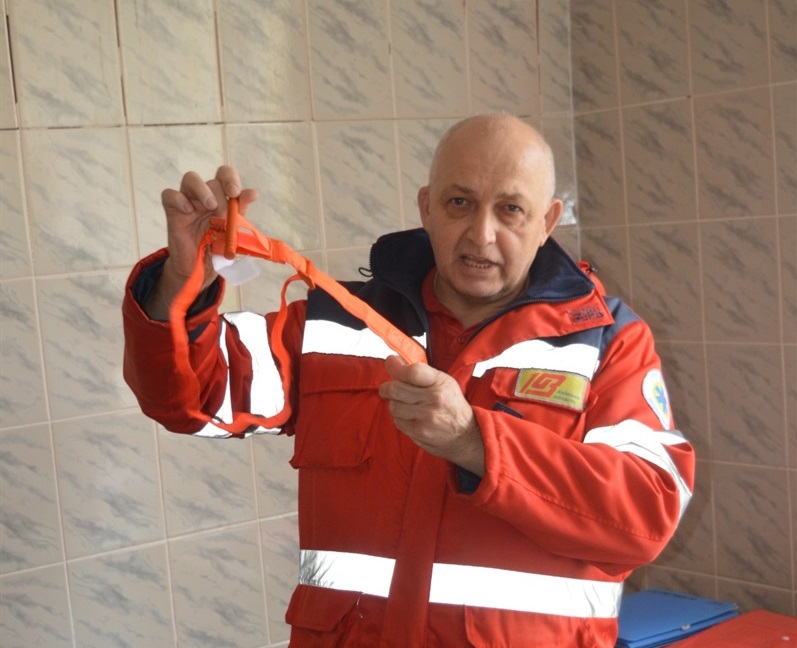 Володимир Чирка показує медичний турнікет для зупинки кровотечі 