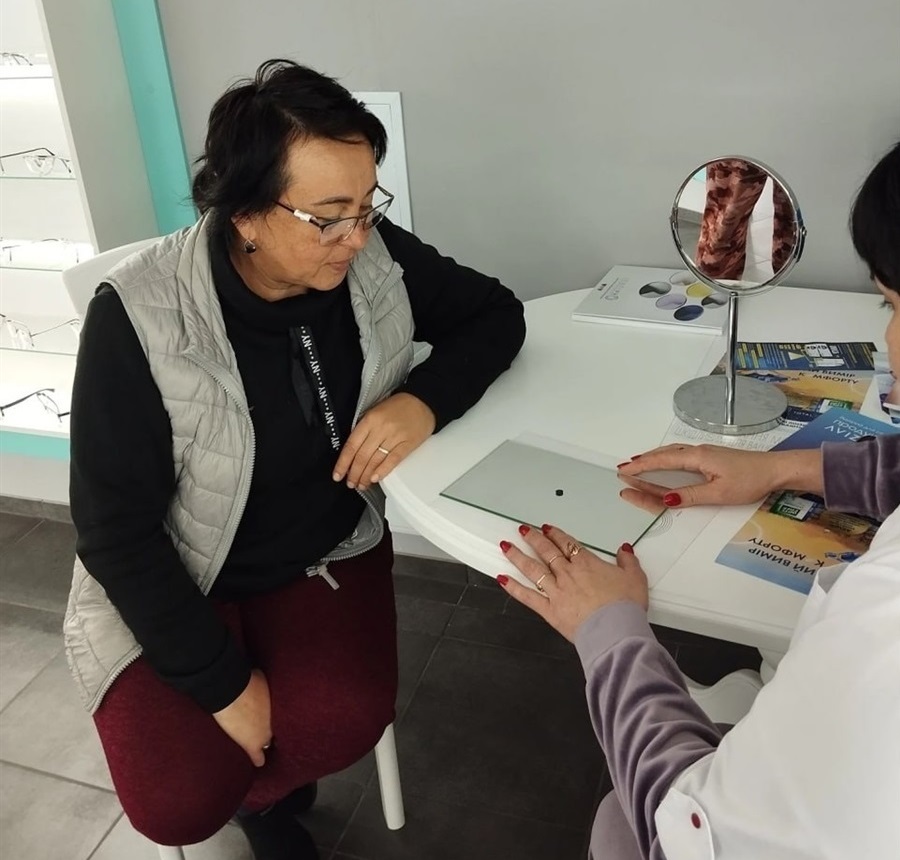 Консультацію з підбору прогресивних лінз проводить оптометрист салону Оптика ПРО в Переяславі Воронюк Тетяна Петрівна