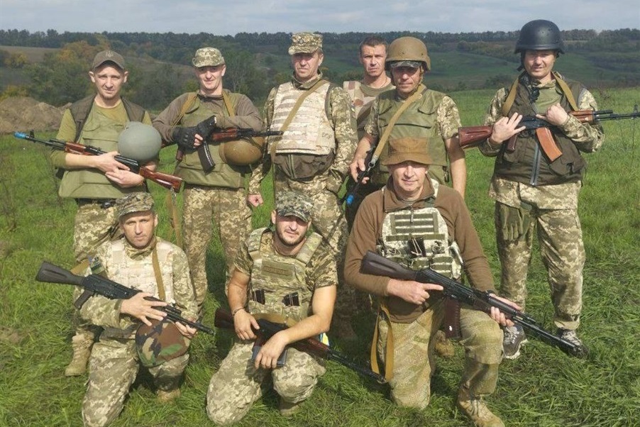 на фото: Андрій Кузьменко з побратимами