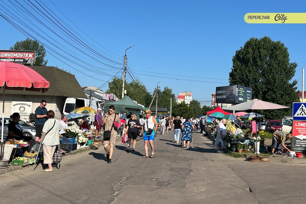 На базарі в Переяславі через сильну спеку продавці знижували ціни на молочку і м'ясо