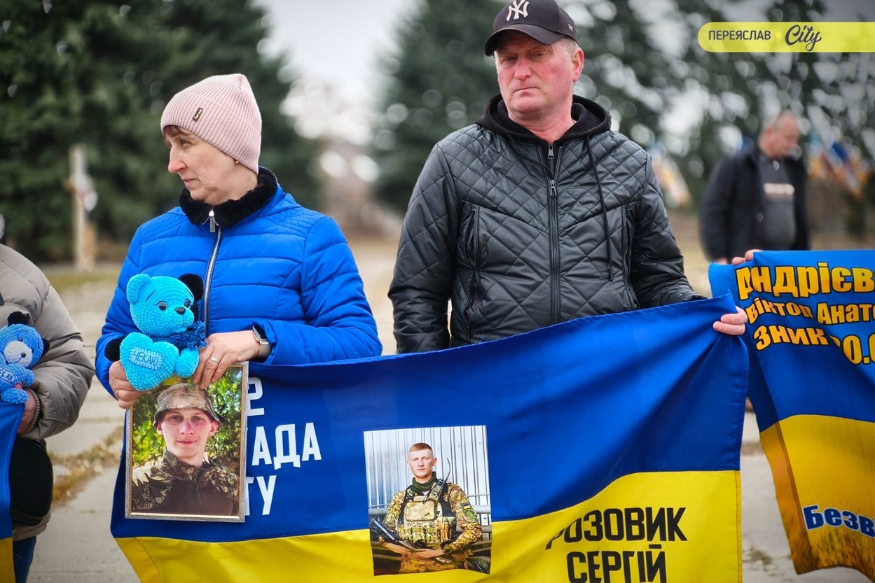 ​ ​​​​Хвилина мовчання та мовчазна акція нагадування родин зниклих безвісти, полонених та загиблих захисників. Переяслав, 21 березня 2026 р.​​​​ ​