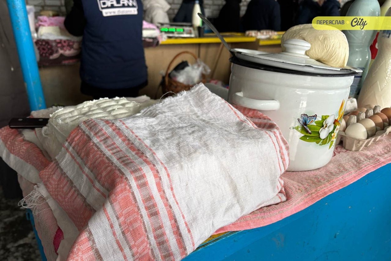 На базарі в Переяславі брали соняшникове насіння для синичок по 200 грн, значно здорожчало молозиво