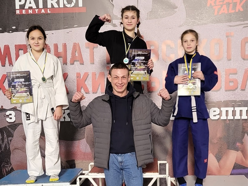 Золоті призерки чемпіонату: (зліва направо) Катя Панфілова, Поліна Ладік, Вероніка Примак із тренером Юрійєм Гамалієм