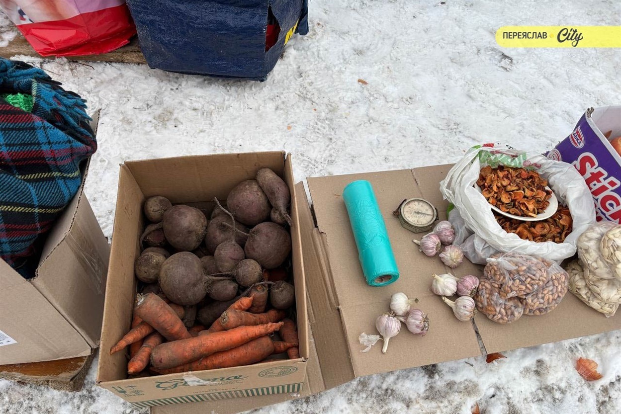 На базарі в Переяславі брали соняшникове насіння для синичок по 200 грн, значно здорожчало молозиво