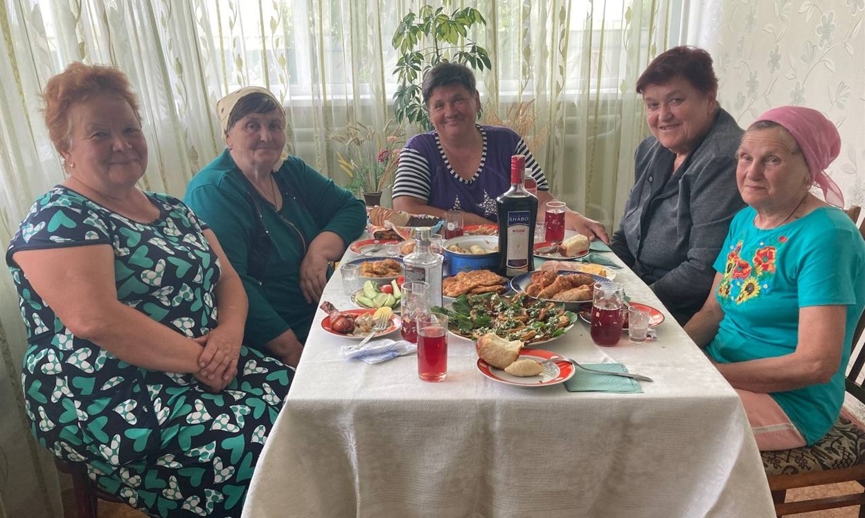 Жительки мікрорайону влаштували для подруги свято виходу на заслужений відпочинок