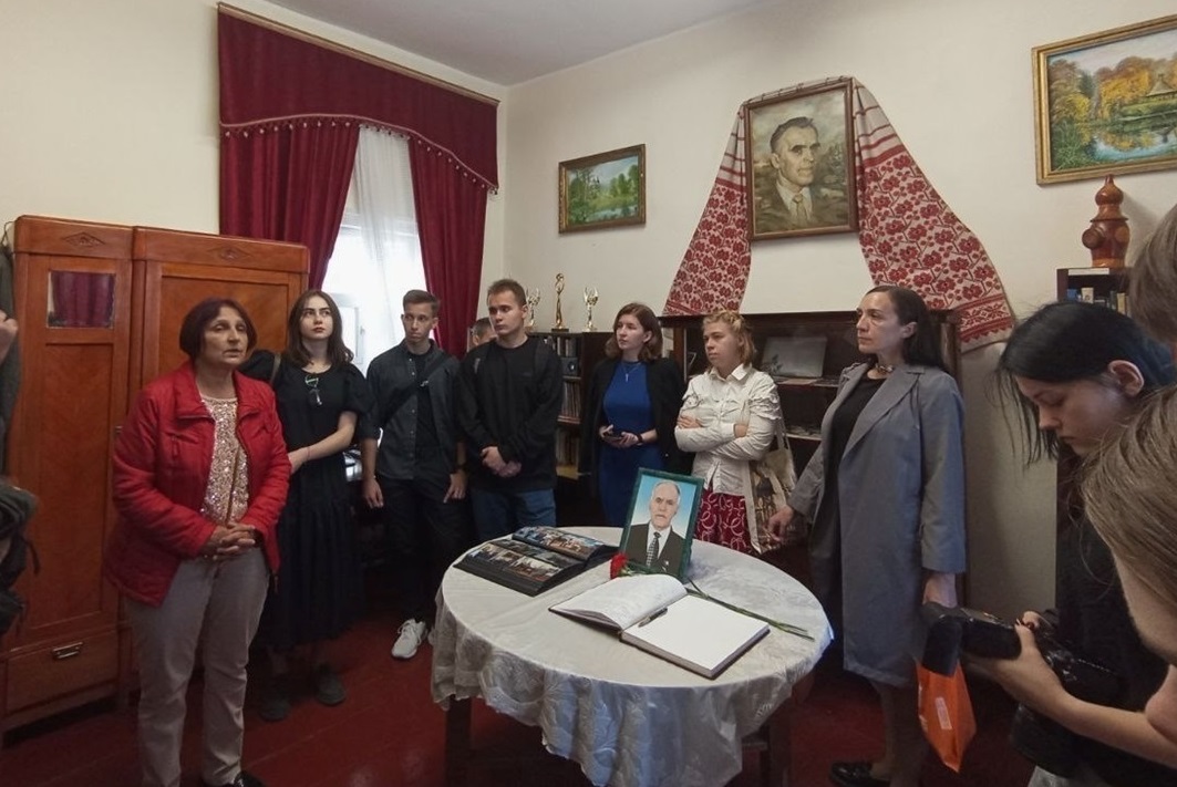 Меморіальна кімната, в якій свого часу жив Михайло Сікорський – прямо на роботі, в історичному музеї.  
Фото вересень 2024 р. 