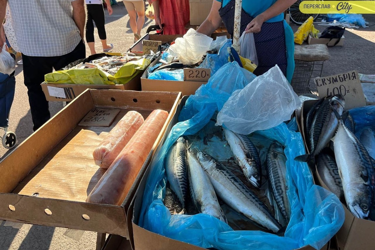 У Переяславі на базарі почали продавати місцеві кавуни по 22 гривні, кукурудзу й дивні огірки