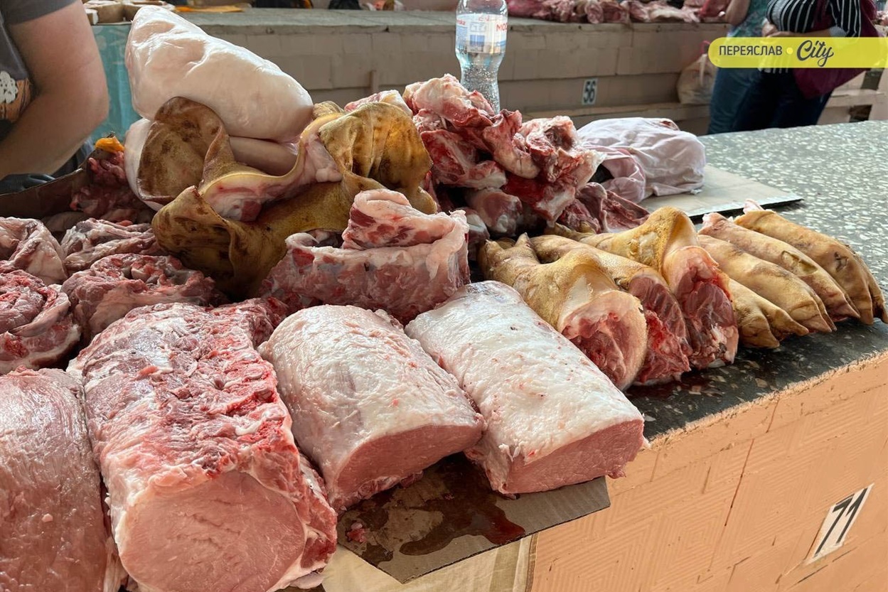 У Переяславі на базарі почали продавати місцеві кавуни по 22 гривні, кукурудзу й дивні огірки