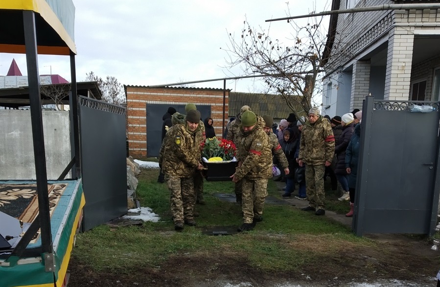До родинного обійстя на Підварках прийшли попрощатися з Героєм сусіди та друзі