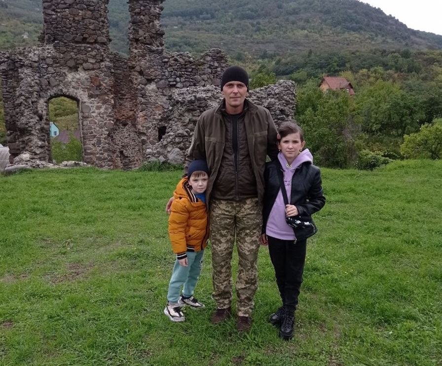 Степан Свищо з дітьми під час їхнього візиту на Закарпаття. Чоловік тоді служив у роті охорони.