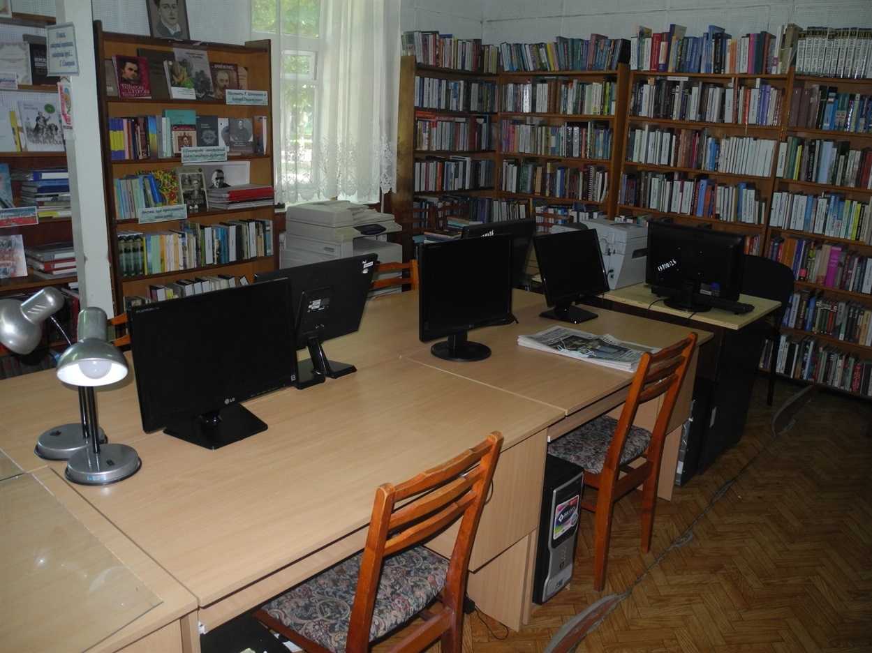 До бібліотеки закупили нові комп'ютери, столи, стільці та настільні лампи 