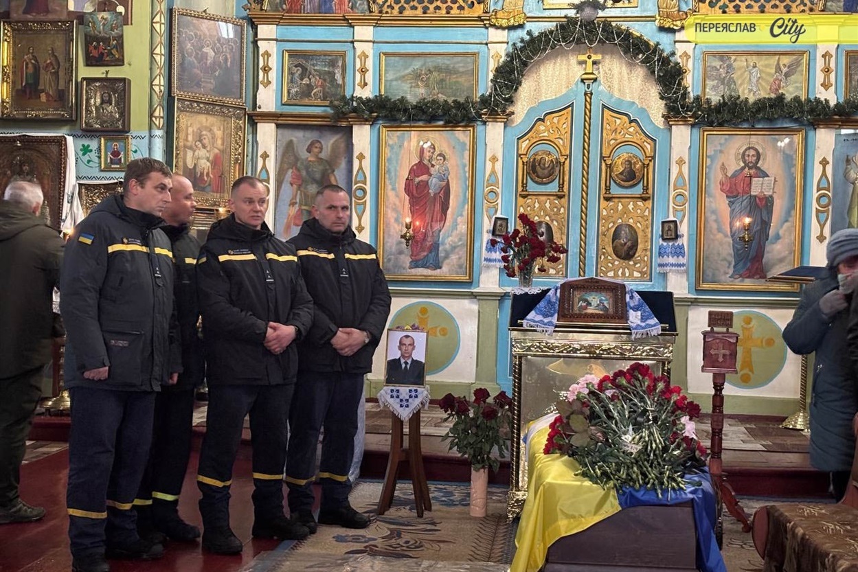 Прощання з рятувальником служби ДСНС Олександром Зібровим, який зазнав смертельних ран від повторного удару російського шахеда під час виконання обов'язків.  Переяслав, 28 січня 2026 р.