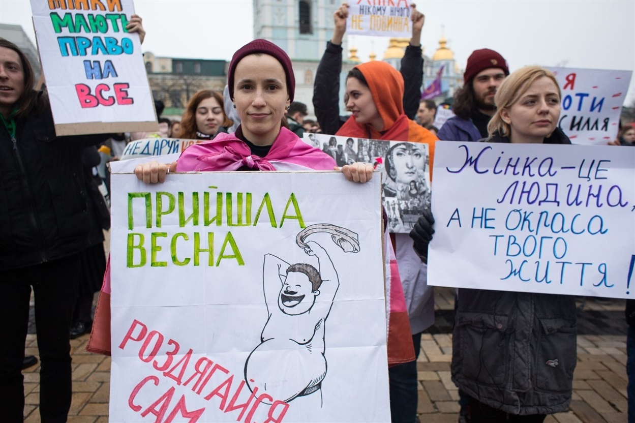8 березня — день боротьби за рівні права жінок і чоловіків та протидію ґендерно вмотивованому насиллю. На фото — учасниці і учасники Маршу у Києві, 8 березня 2020 року
