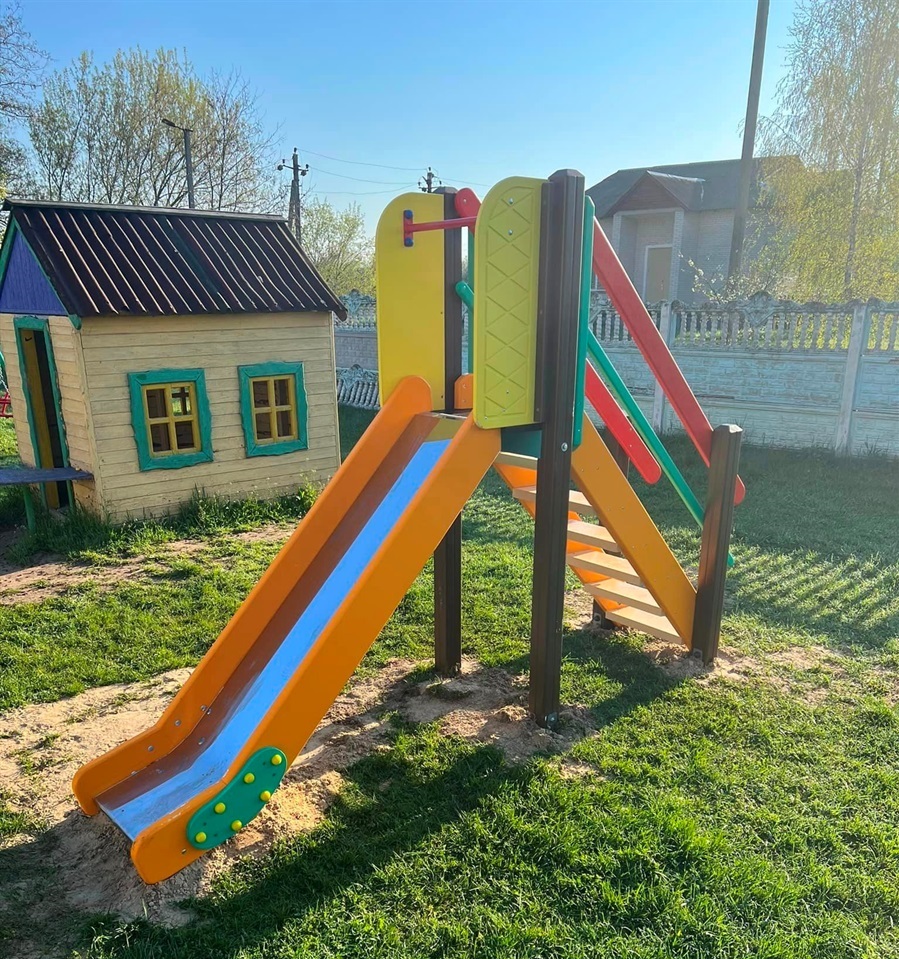 Для діток у Стовп'ягах є нові гірки і гойдалки