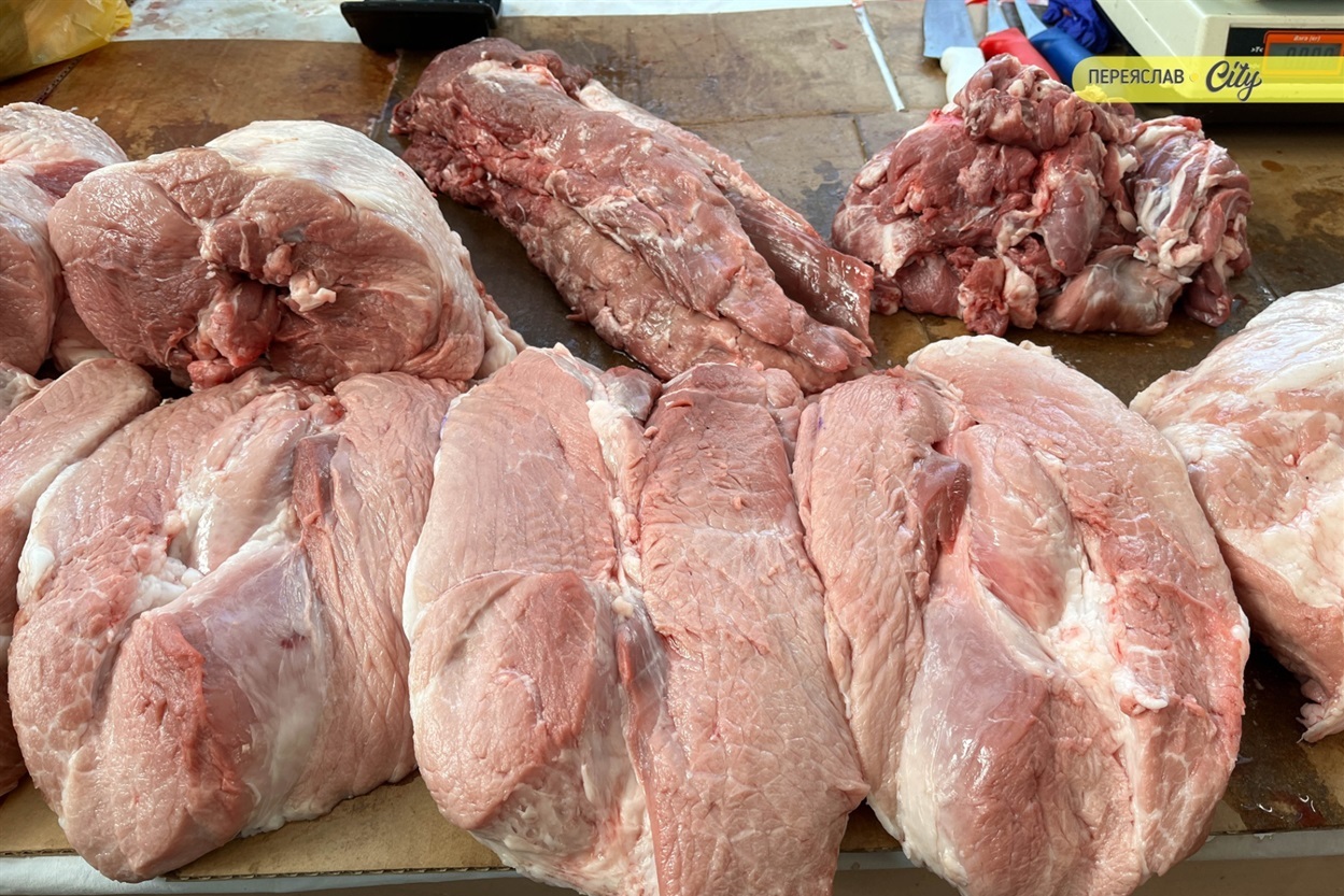 На базарі у Переяславі подорожчала курятина на 20 гривень, а свинячу підчеревину продавали по 380