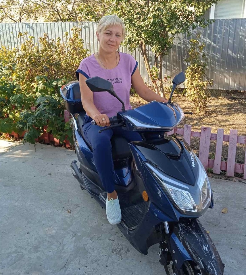 Листоноша Ірина Кузнєцова для роботи купила за власні кошти скутер. "Чекаю Перемоги!" – каже багатодітна мама 