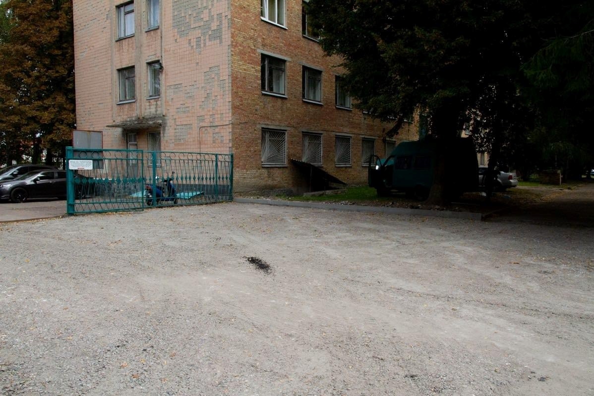 На території Переяславської лікарні почали укладати асфальтне покриття