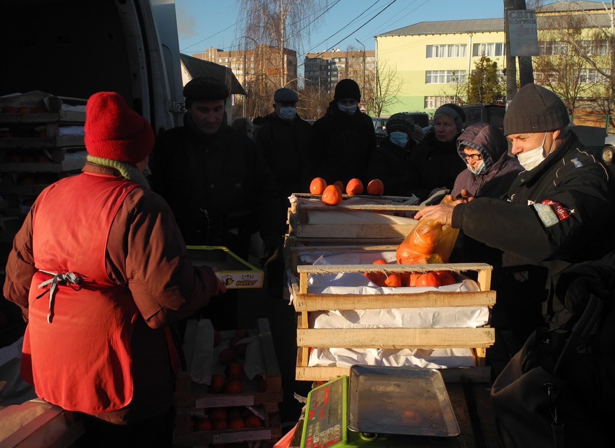 Хурму біля сьомої школи купують відразу ящичками