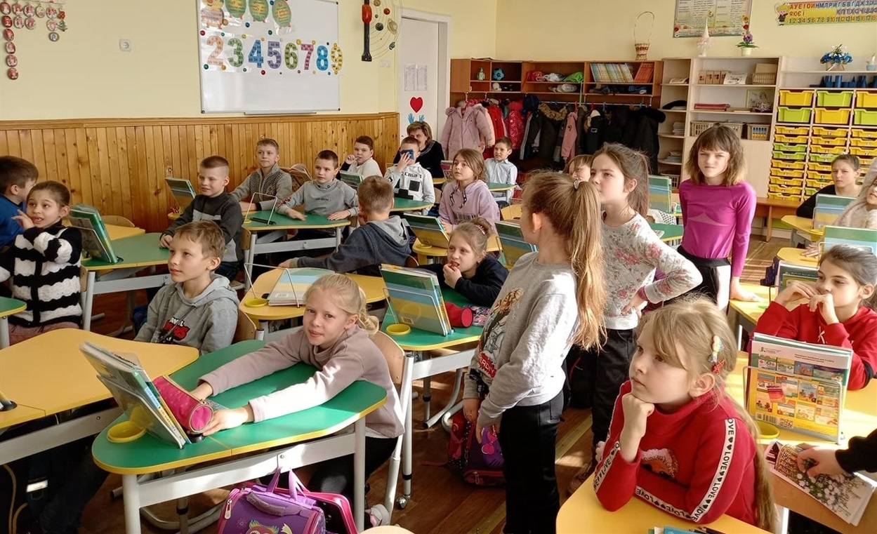 Для усіх перших класів  закупили учнівські одномісні парти