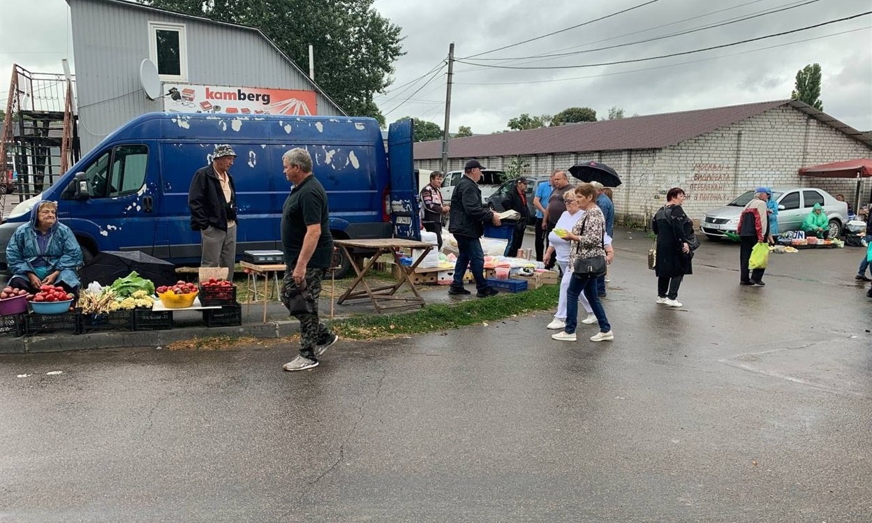Торгують рибою на базарі в Переяславі також неподалік ліцею ім. Володимира Мономаха. Тут товар уже розібрали