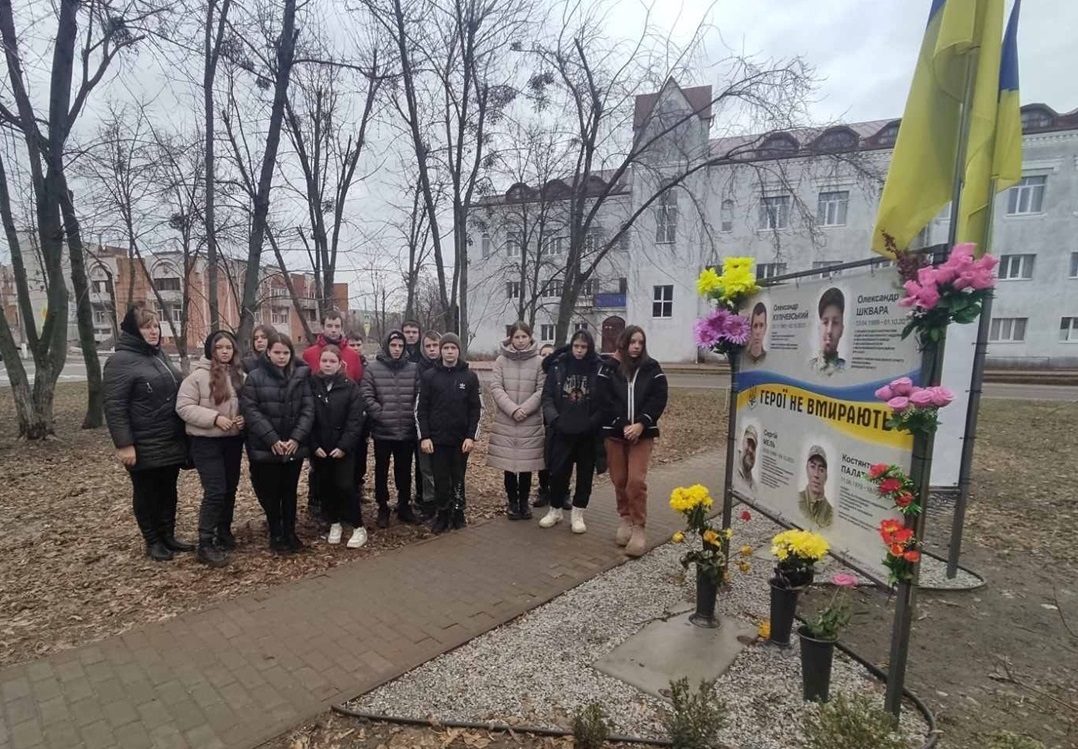 Світлана Шквара з учнями на Алеї Героїв у Переяславі біля фото свого сина 