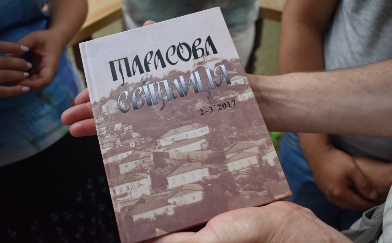 Співробітники Канівського заповідника подарували Переяславському книгу про музей "Тарасова світлиця"