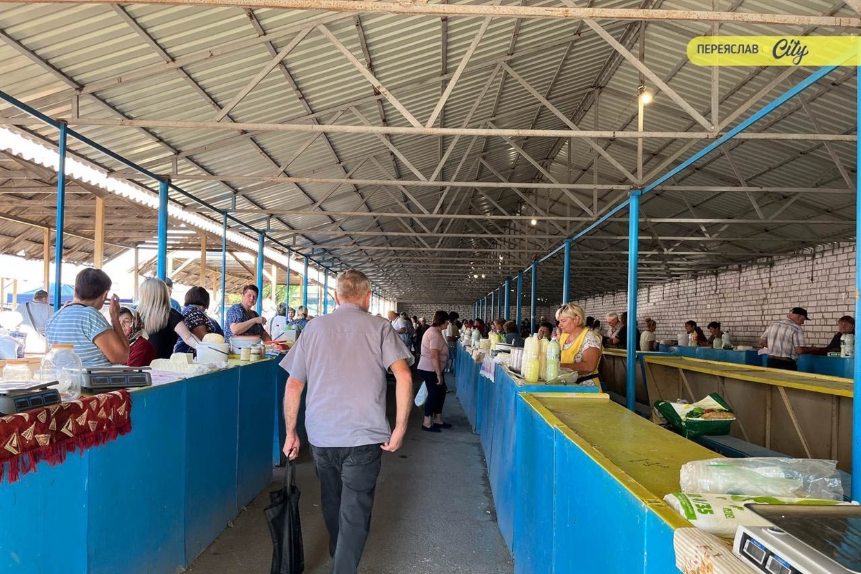 У Переяславі на базарі почали продавати місцеві кавуни по 22 гривні, кукурудзу й дивні огірки