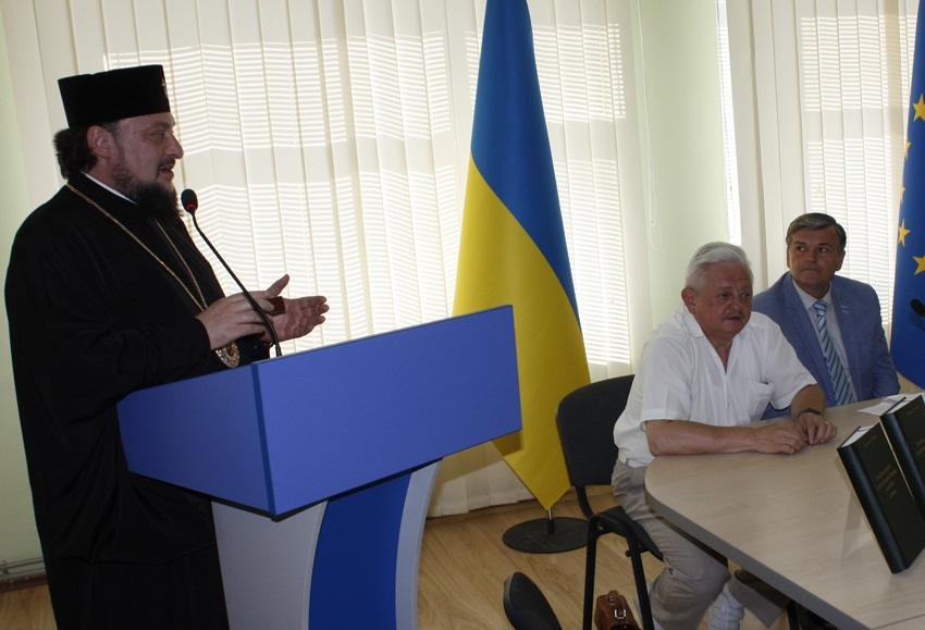 Авторів книги вітає член священного синоду ПЦУ, архієпископ Герман