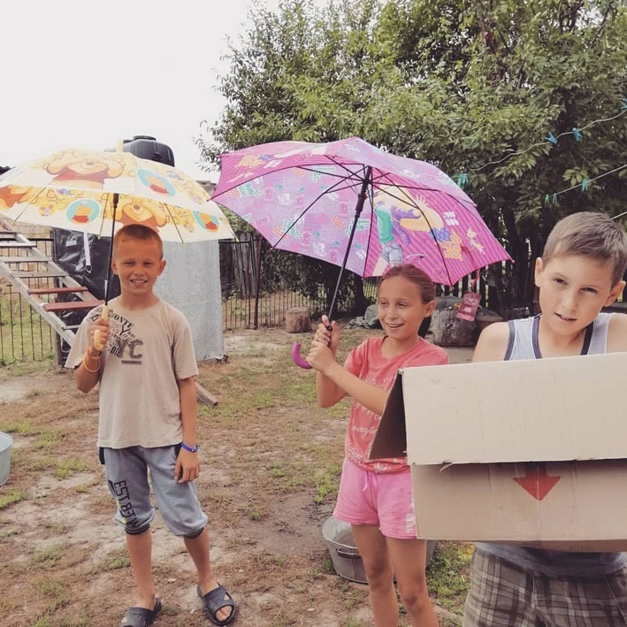 Діти з Переяслава радіють парасолькам