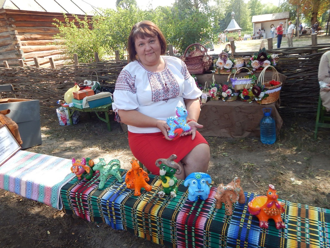 Наталія Василишина із доробками дітей зразкової студії "Художня кераміка"
