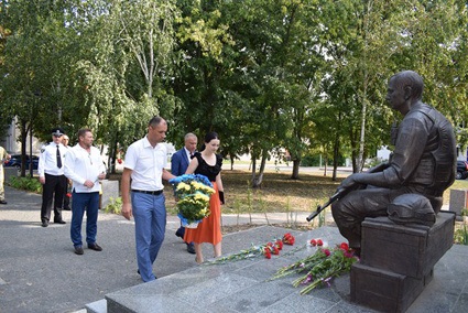 Квіти до пам'ятного знаку воїнам АТО