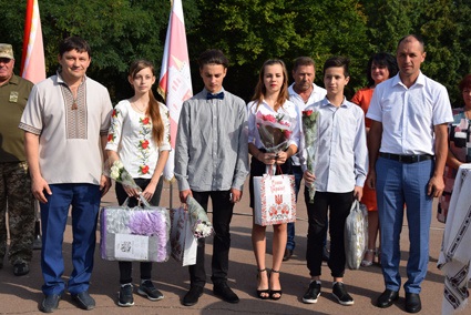 Молодь, яка отримала паспорт громадянина України
