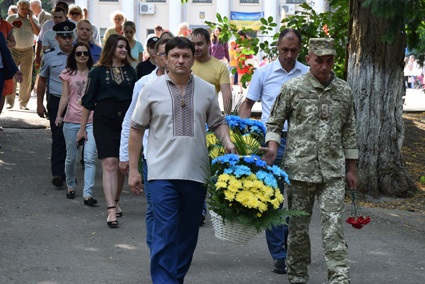 Квіти до Братської могили