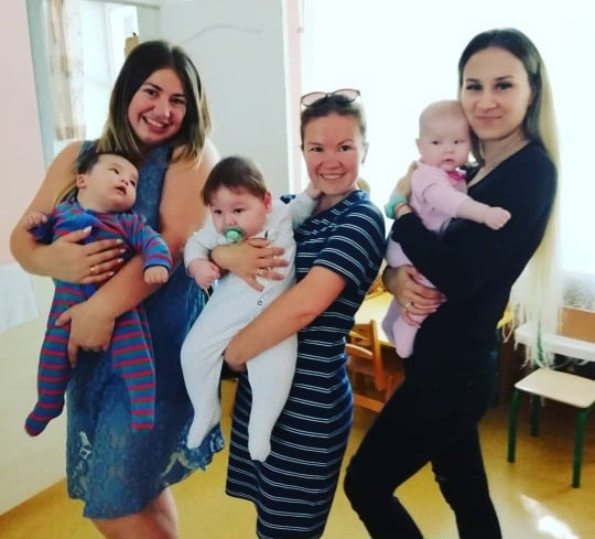 Оксана Гресь (у центрі) опікується дітьми-сиротами