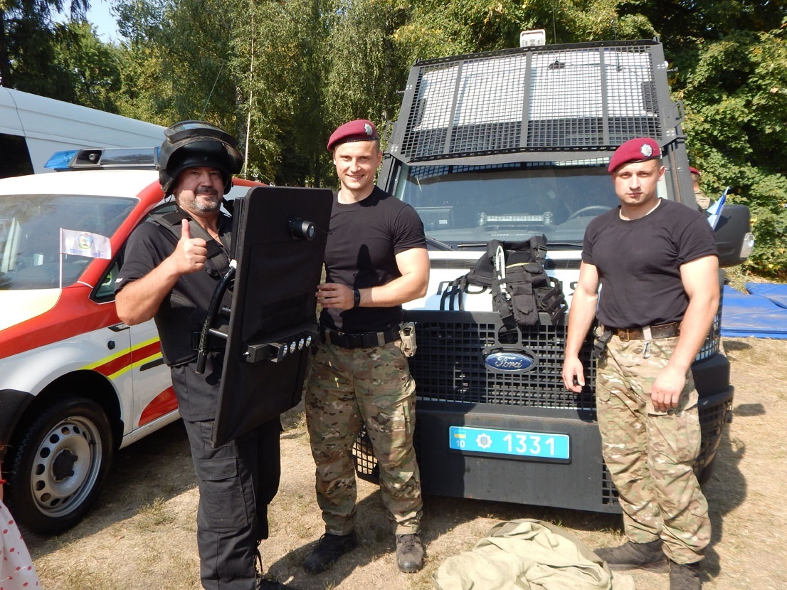 Петро Цвігун приміряв на себе захисний шолом та щит для тримання конроборони