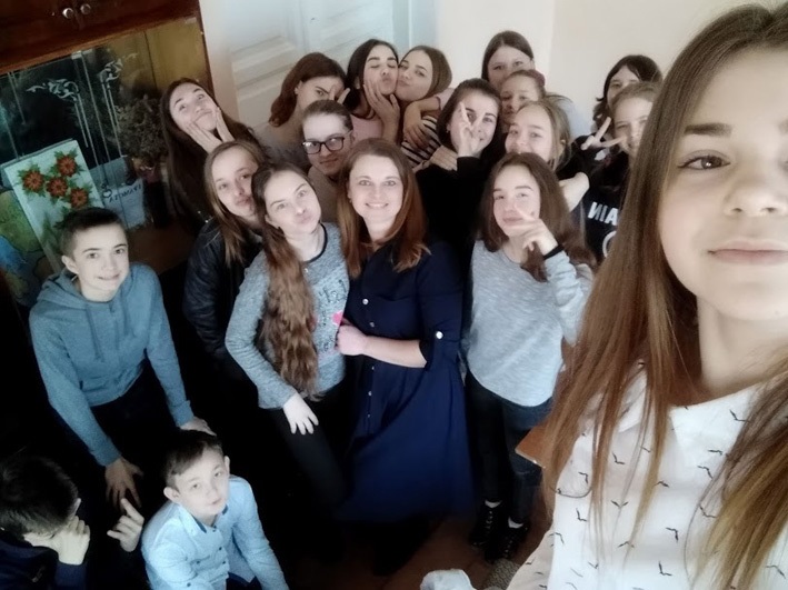 Із учнями вчителька має дружні стосунки
