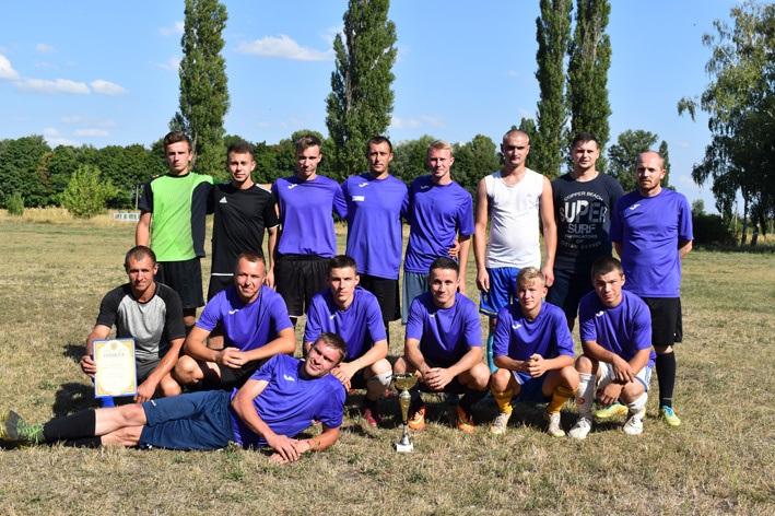 Зранку «Дніпро» виграв кубок Куклера (на фото), а під вечір розібрався із «Грандом»