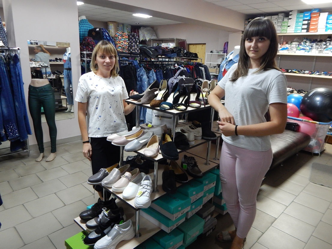 ​ Аліна Хоменко і Дана Левадня продають промислові товари на другому поверсі "Привокзального" ​
