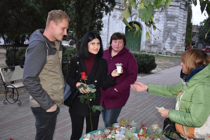 Ольга Туній купує квіточку