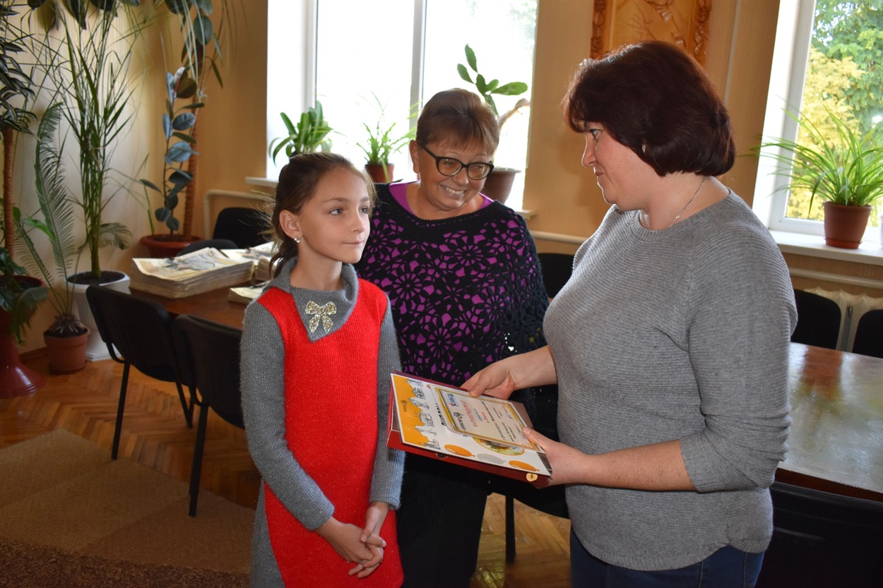 Диплом отримує Дарина Боліла