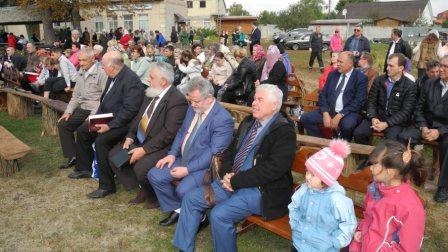 Велелюдне святкування на церковному подвір’ї
