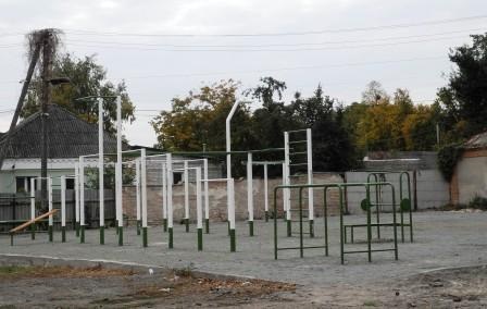 Новий спортмайданчик на подвірї кінотеатру 