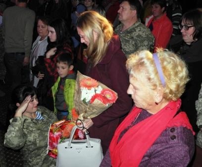 Квіти рідним загиблих атовців вручали на колінах
