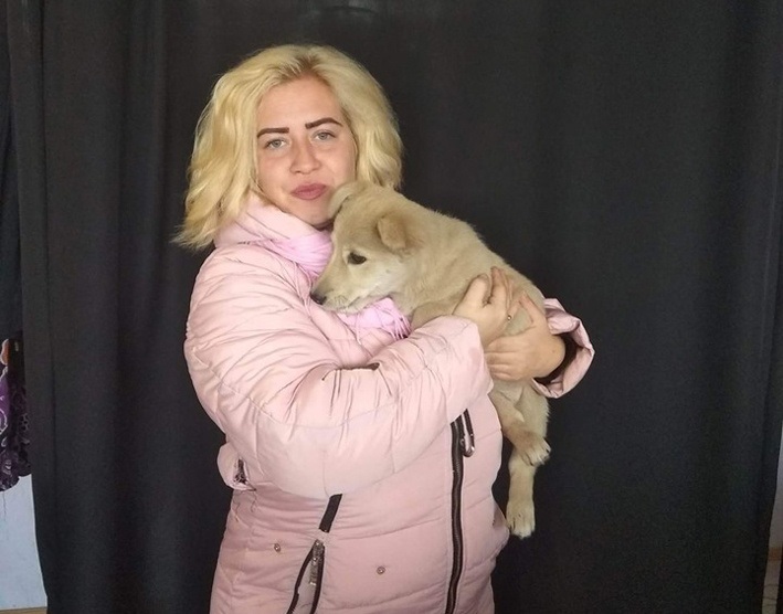 Ксенія Даник забрала цуценя, яке було прив'язане до урни