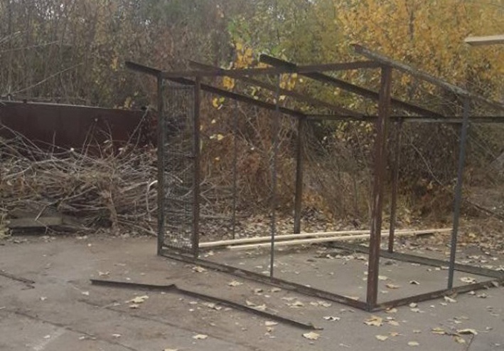 Для будівництва вольєрів використали каркас шкільної теплиці