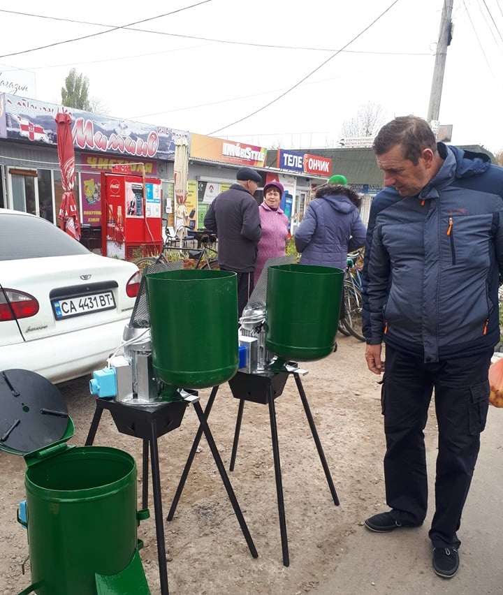 Віталій Камша привіз на базар пристрої власного виробництва. До них придивлялися переяславці