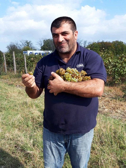Гід Каха, який показував нам Кахеті. Дорогою нарвали винограду
