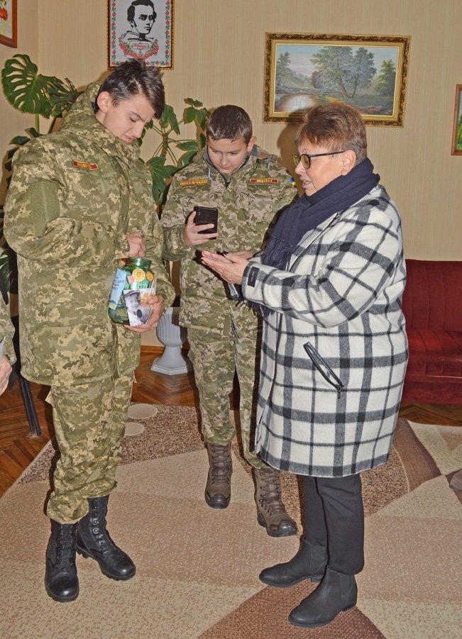 Колектив "Вісника" долучився до збору коштів на корм для собак із притулку
