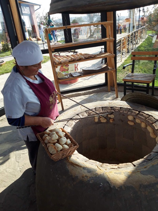 Смачні булочки випікають у тандирі