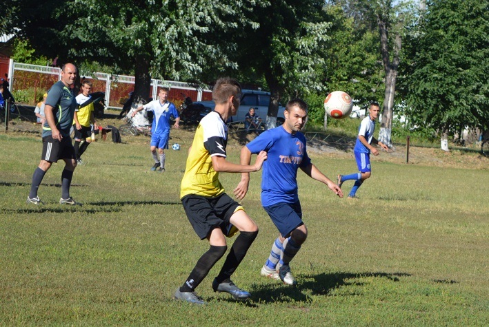 Віталій Коцур (у синьому) грає у студениківській футбольній команді